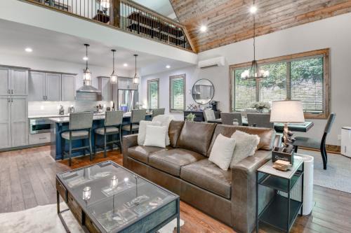 Home 6 Mi to Ski Sapphire Valley Bring Your Pups!