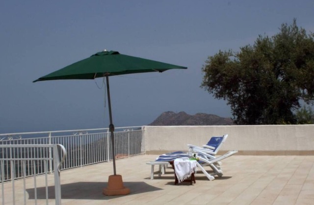 Home and garden with great views of the sea and the mountains