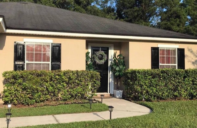 Home Away from Home Suburban Living minutes away Jacksonville Baldwin Rail Trail