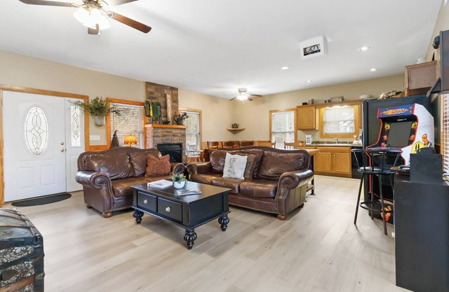 Home Away From Home 25R- Fun, Lake Cumberland, Golf Carts, Pickleball, Pool