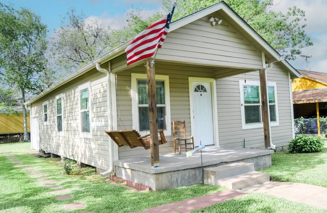 Home Away from Home.relax in our clean, comfy 2 BR, 1 bath house in Bay City