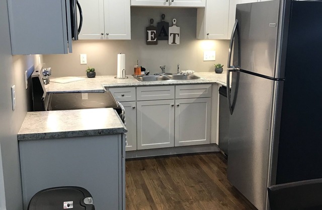 "Home away from Home" 10 mins from Airport!!!