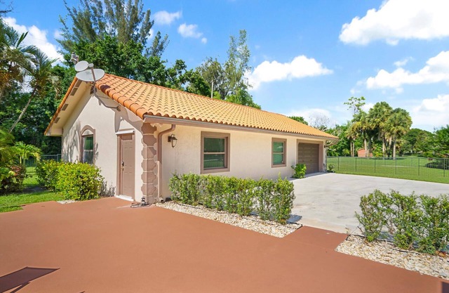 Home Away from Home Dainty and Quaint cottage with pool on one acre lot