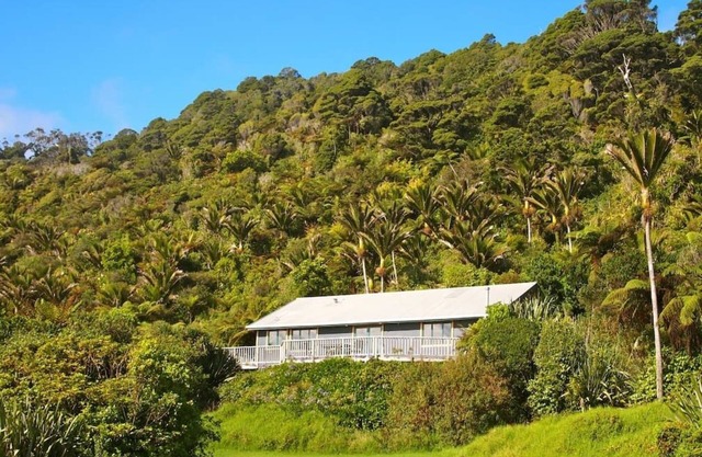 Home by the Beach with sensational view! Pet-friendly.