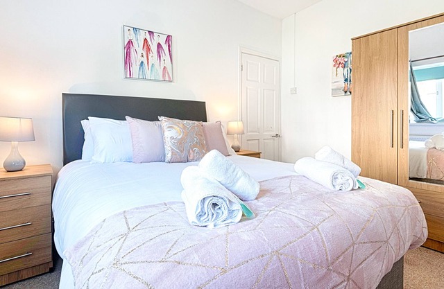Home from home 4 bed house in central Swansea