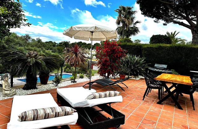 HOME FROM HOME, EASY WALKING DISTANCE TO BARS, RESTAURANTS, SHOPS & THE BEACH.