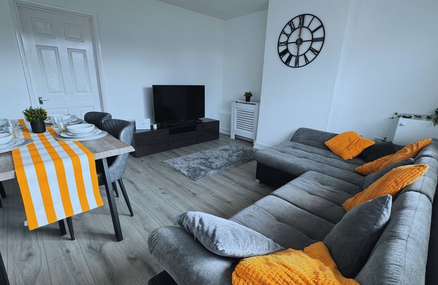 Home in Northampton 3 bed entire space with private drive parking