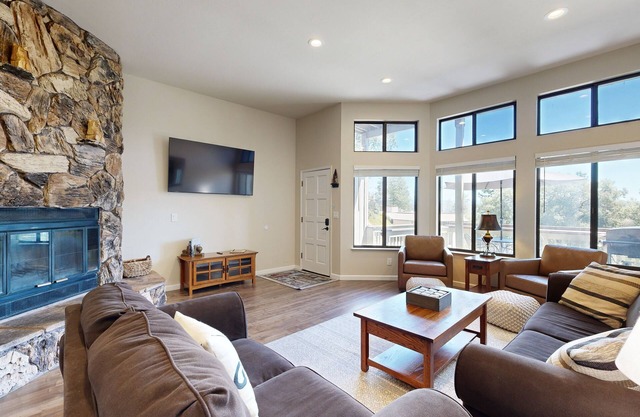 Home located on golf course with pool access, wifi, and outdoor dining