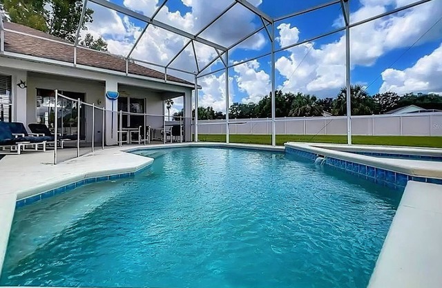 Home near Disney/golf with screened pool, spa, pool table, foosball, AC, & W/D