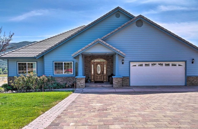 Home on 5 Acres w/ Hot Tub, Grill & Fire Pit