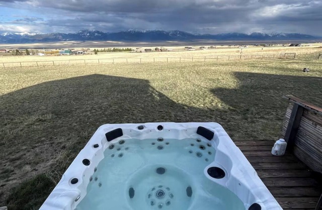 Home on 7 acres, Hot Tub, Pool Table, Sleeps 6-8+