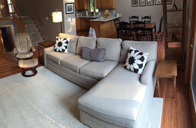 Home On Peaceful Golf Course Lot in Rochester 6 Miles from Mayo Clinic