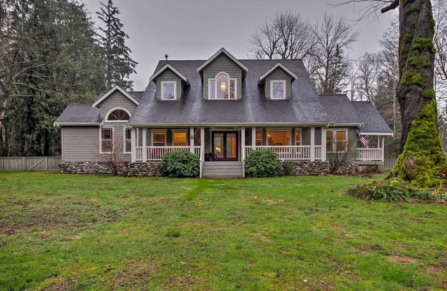Home on Skykomish River w/Fire Pit & Hot Tub