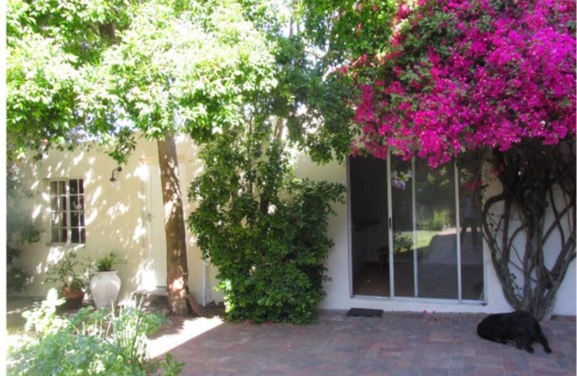 Home On Uitvlugt - Peaceful leafy garden flat with sunny lounge