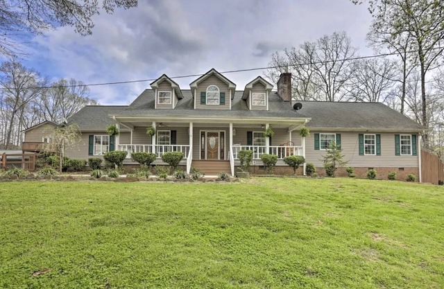 Home - Retreat w/Pool and Hot Tub on 5 acres !