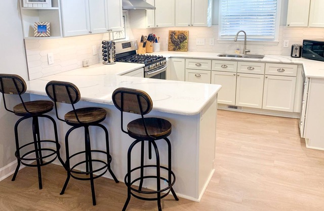 Home Sleeps 10- Central to Airport, Duke & UNC, South Point Mall