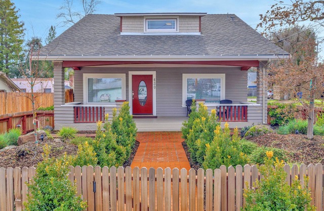 Home Squared 2 Bed/2 Bath Walk to Square