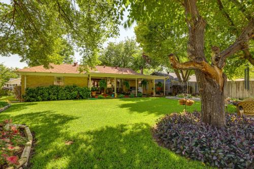 Home with Backyard Oasis Less Than 7 Mi to ATandT Stadium!