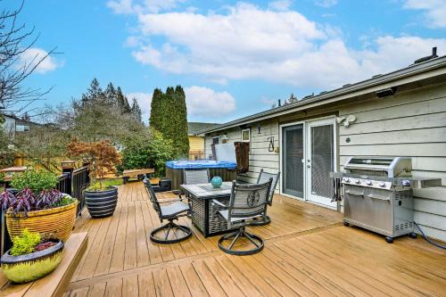 Home with Hot Tub 7 Mi to Edmonds Waterfront!