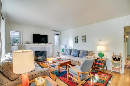 Home with Patio Near Nob Hill, UNM and Kirtland AFB!