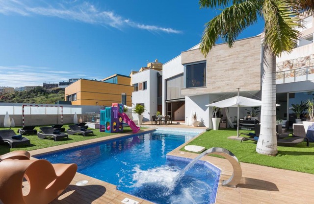 HomeForGuest Villa with Sea Views, Pool, Spa, Gym, Cinema & ProAudio - HomeForGuest