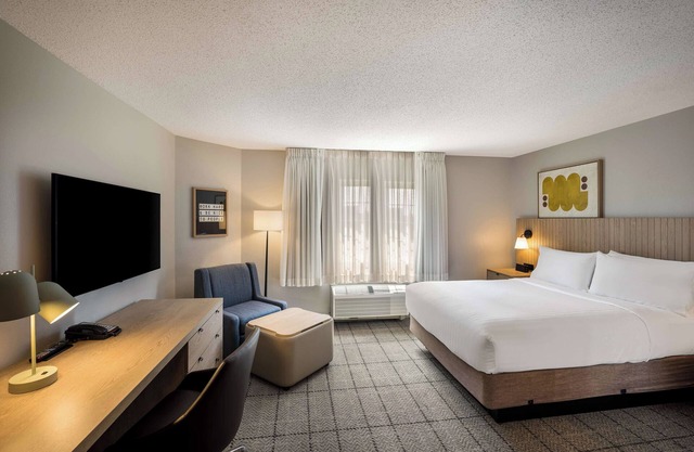 Homelike Staycation with Full Kitchen, Onsite Parking, Pets are Welcome!