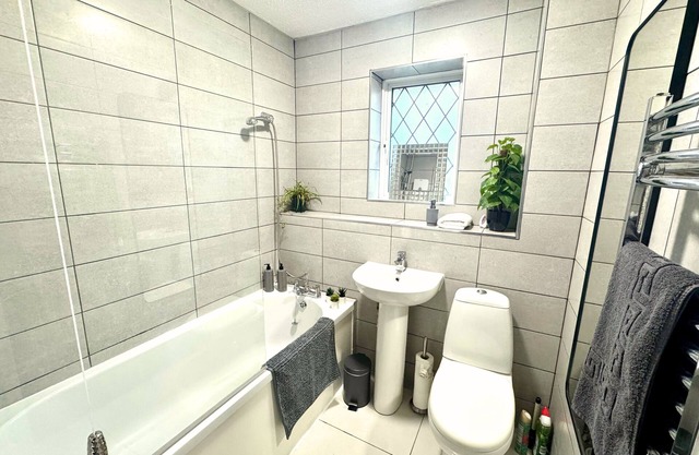 Homely 2 bedroom house, parking