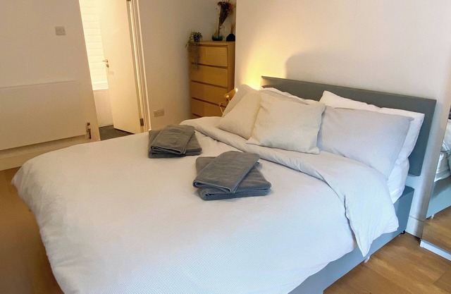 Homely 2BD Flat w/Private Patio — Near Maida Vale!