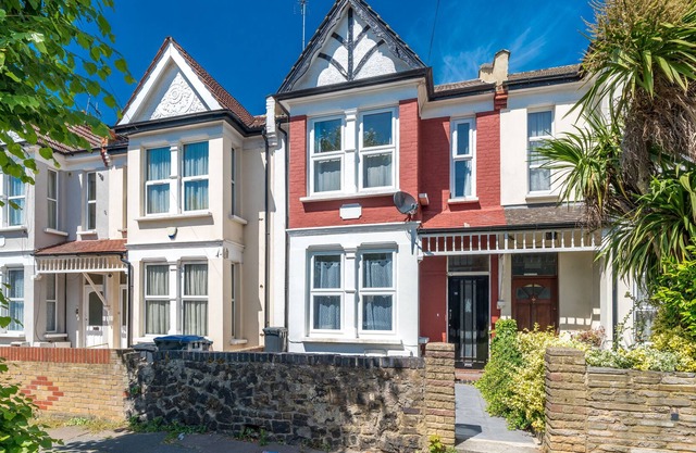 Homely 4-bedroom house with 2 baths & free parking