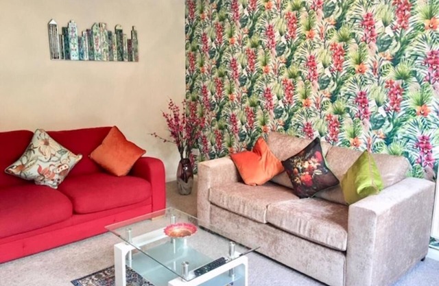 Homely Birch Close House with Free Parking, Garden & Sleeps 8n