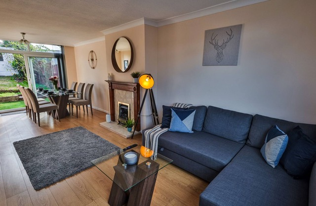Homely Cosy House close to UHCW M6 - Sleeps 7