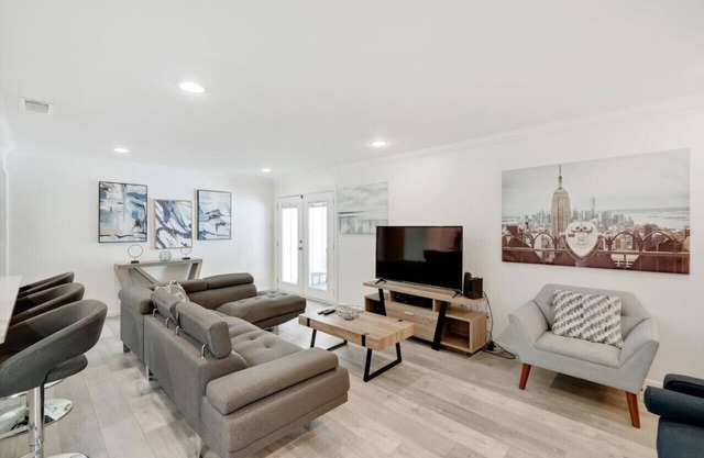 Homely Haven 5BR w/Pool+ BBQ & Gourmet Kitchen