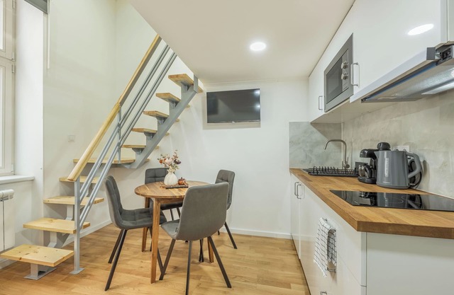 HOMELY I 28m2 Central loft near Train St. SELF CHECK-IN