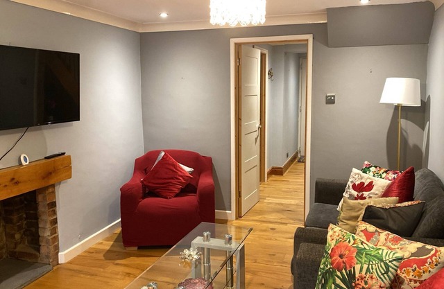 Homely & Warm 4 Bed house Big Garden Free Parking