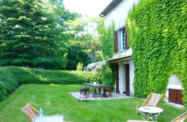 Homerez - Spacious house for 8 ppl. with terrace at Terres-de-Haute-Charente