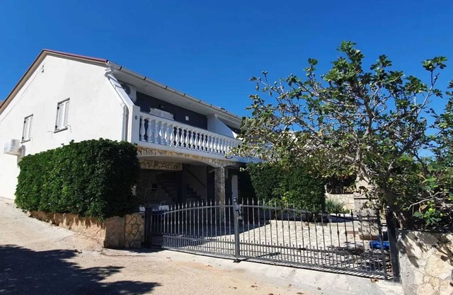 Homerez - Apartment in Pag, sea view
