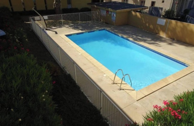 Homerez - Apt. Aigues-Mortes, pool.