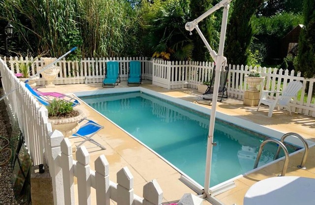 Homerez - Beautiful house for 4 ppl. with shared pool and terrace at Bracquetuit