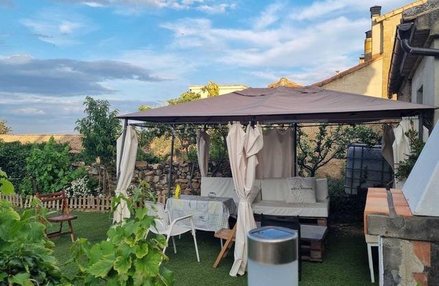 Homerez - Big chalet for 11 ppl. with shared pool and terrace at Sieso de Huesca