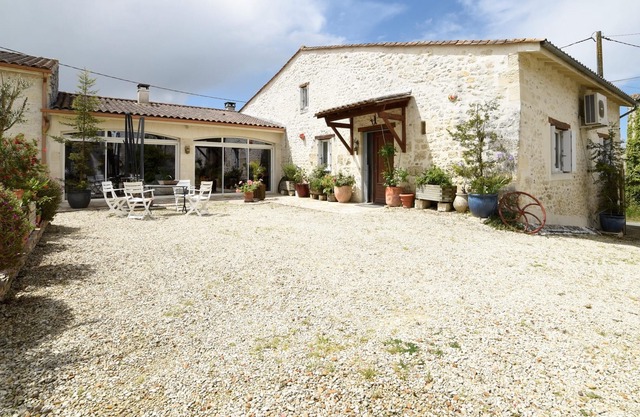Homerez - Big house for 20 ppl. with jacuzzi, garden and terrace at Lorignac