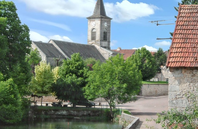 Homerez - Charming House in Échalot with Enclosed Garden