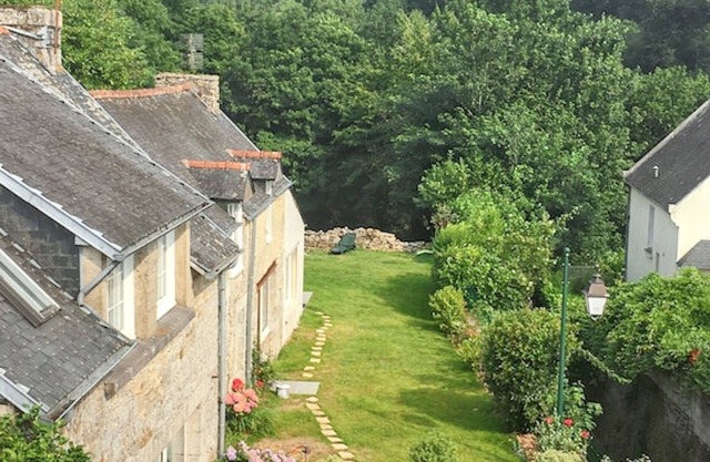 Homerez - Charming House in Huelgoat with Terrace and Garden