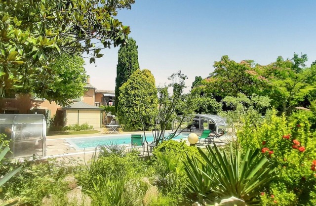 Homerez - Charming House in Le Thor with shared pool