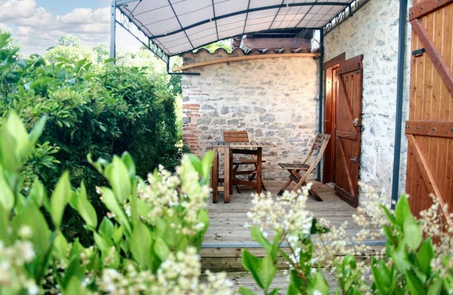 Homerez - Charming house in Milhars with terrace and city view