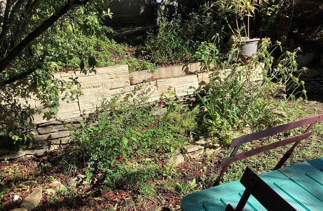 Homerez - Charming House in Vachères with Garden and Mountain View