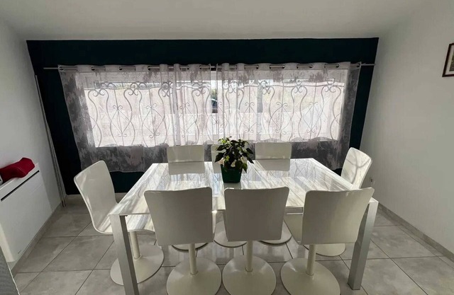 Homerez - Charming house in Lagord with private garden