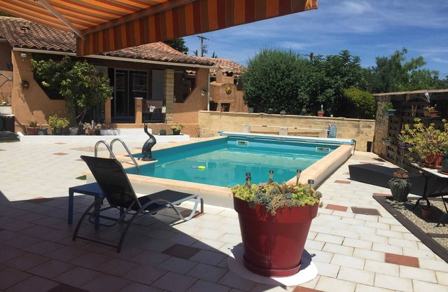 Homerez - Charming studio with shared pool in Sernhac - 30 m²