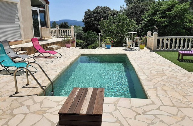 Homerez - Charming Villa in Mérindol with Private Pool