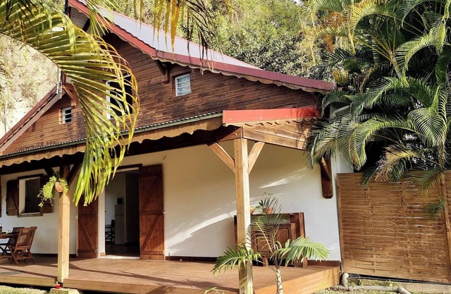 Homerez - Cosy house in Les Abymes with relaxing jacuzzi