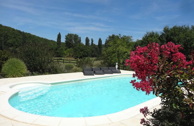 Homerez - Elegant Villa in Léobard, Private Pool